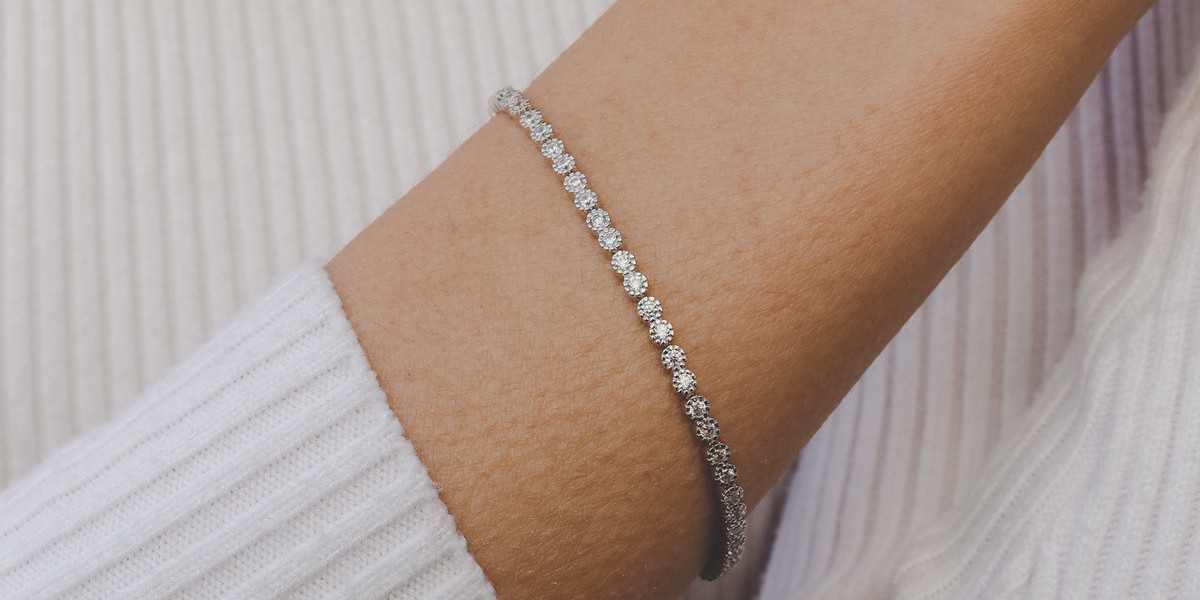 Captivating Hearts: Choosing the Perfect Engagement Bracelet for Timeless Romance