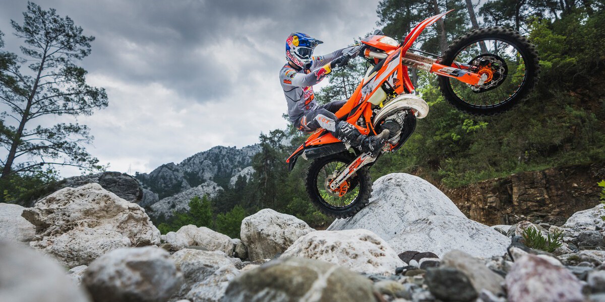 Unraveling the World of Enduro Racing: From Track to Trail